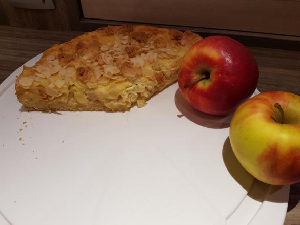 Apfelkuchen mit Rahmguss und Streusel