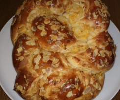 Gefüllter Quarkhefezopf