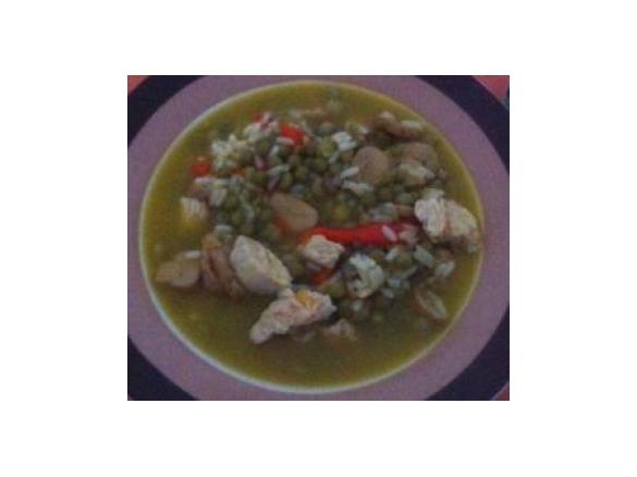 Hühnersuppe mit Reis, Erbsen, Pilzen und Paprika