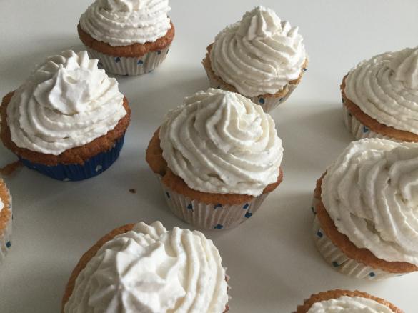 Banane Macadamia Muffins / Cupcakes mit Banane-Mascarpone Topping