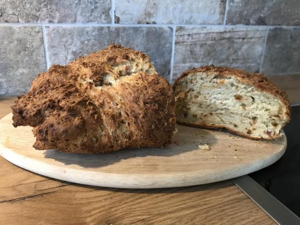 Grillbrot mit Röstzwiebeln und Schinkenwürfel