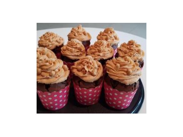 Schokoladen-Himbeere-Erdnuss-Cupcakes