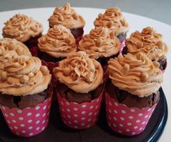 Schokoladen-Himbeere-Erdnuss-Cupcakes