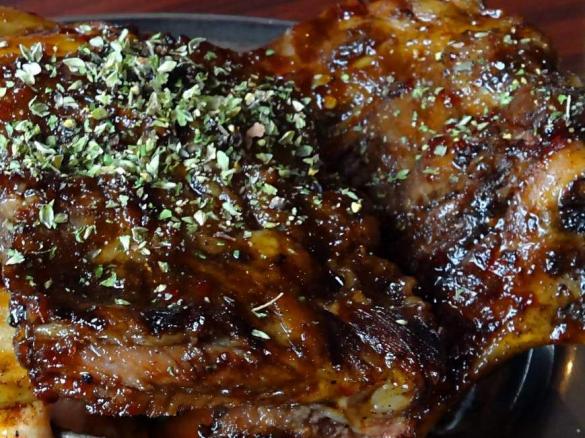 Rinder-Steak mit gedämpften Spargel und Chimichurri