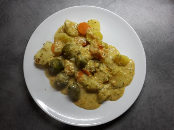 Kartoffeln und Rosenkohlgemüse mit Käsesoße