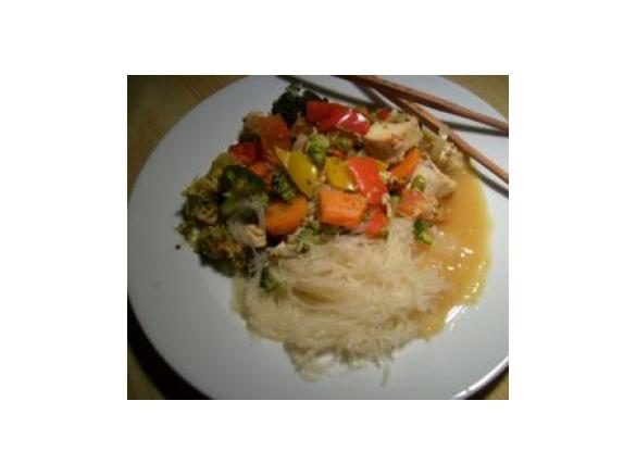 Hähnchenbrustwürfel mit Glasnudeln, buntem Gemüse und Ingwer-Orangensauce