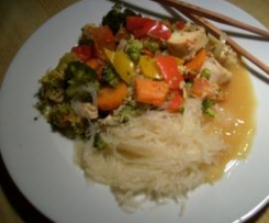 Hähnchenbrustwürfel mit Glasnudeln, buntem Gemüse und Ingwer-Orangensauce