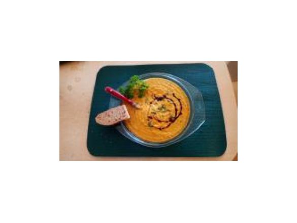 Karotten-Ingwer-Suppe mit Rosinen