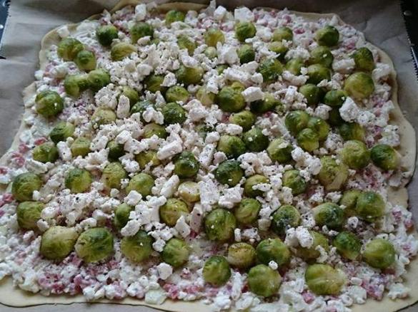 Rosenkohl-Flammkuchen mit Feta