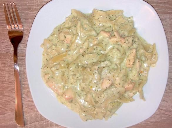 Nudeln mit Lachs in Dill-Sahnesoße