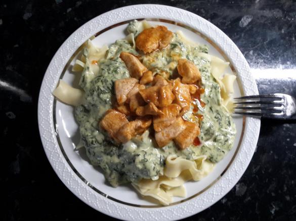 Spinat-Champignon-Soße mit Bandnudeln und Hähnchenstückchen