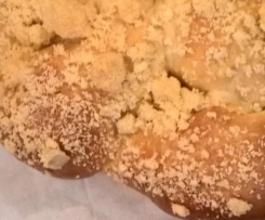 Hefezopf mit Streussel