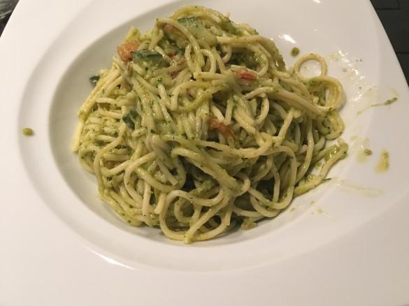 Spaghetti mit Basilikum Pesto und Gemüse