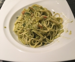 Spaghetti mit Basilikum Pesto und Gemüse