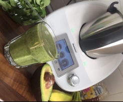 Grüner Smoothie mit Avocado, Feldsalat und Banane