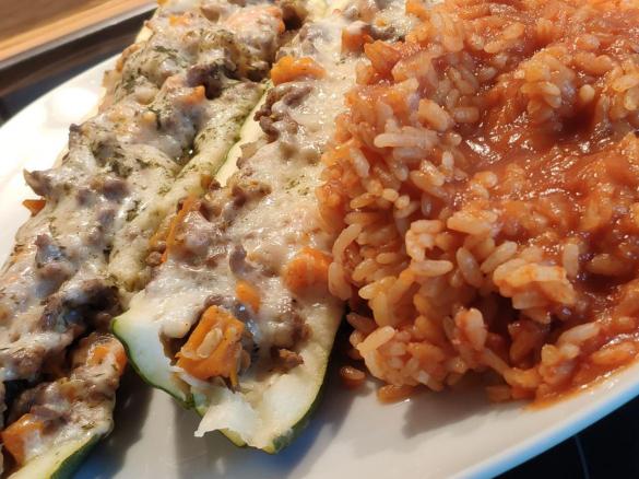 Zucchini-Schiffchen mit Reis