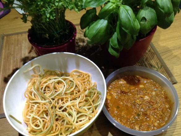 Spaghetti mit Tomaten-Champignons-Avocado-Schinkensauce