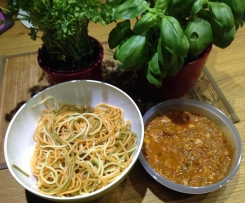 Spaghetti mit Tomaten-Champignons-Avocado-Schinkensauce