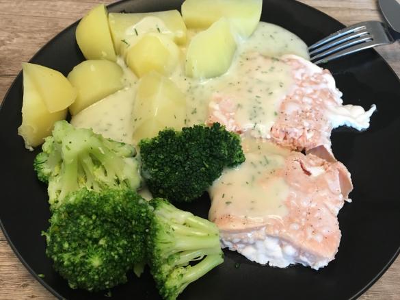 Fischfilet mit Brokkoli, Kartoffeln und Dillsauce