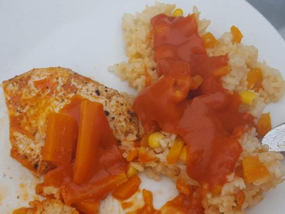 Putenschnitzel mit Karottenreis und Tomatensoße