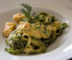 Bandnudeln in Lachs-Pfirsichsauce