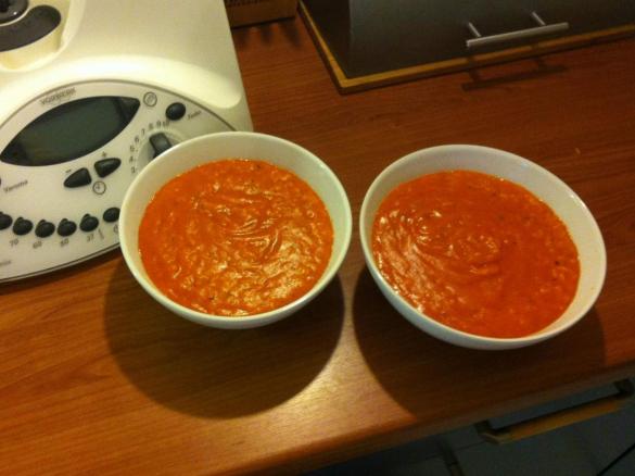 Tomatensuppe mit frischen Tomaten und Reis 
