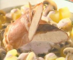 Hähnchenbrust in Schinkenhülle auf Weißweinpilzen