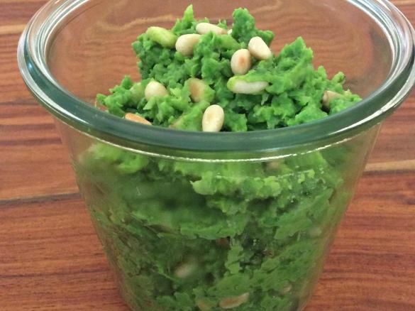 Erbsen-Minze Aufstrich mit Pinienkernen