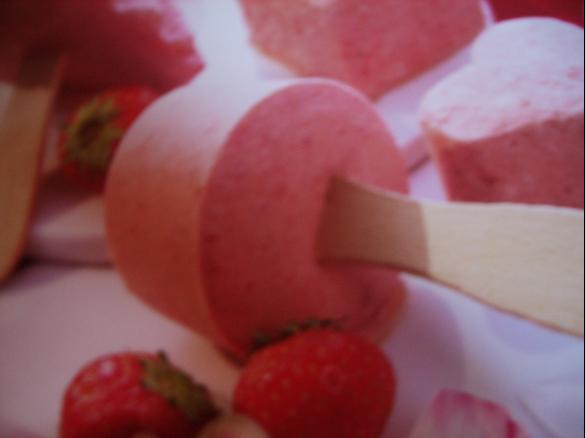 Erdbeereis superlecker und schnell gemacht....:-)))