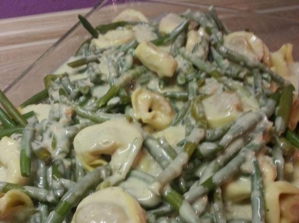 Tortellini mit Käsesoße auf Prinzessbohnen