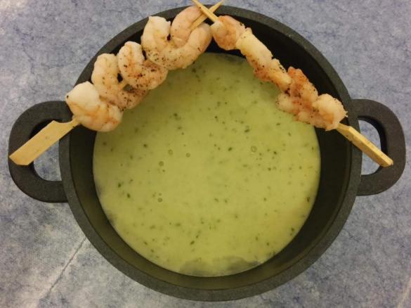Kresse-Wasabi-Suppe mit Garnelenspießen