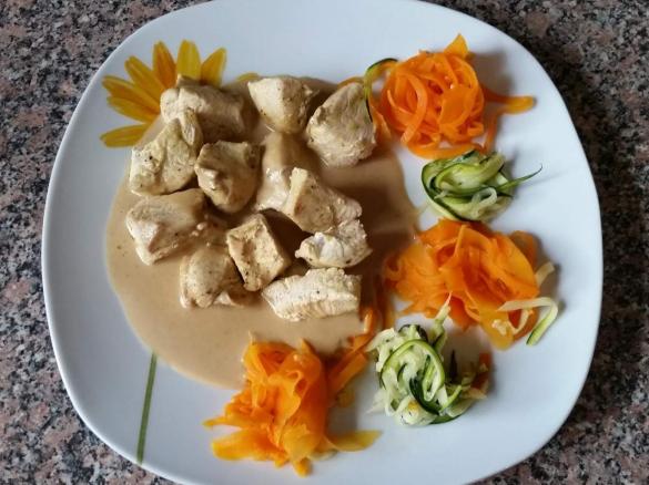 Gemüsespaghetti mit Hähnchen und Erdnusssoße