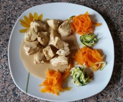 Gemüsespaghetti mit Hähnchen und Erdnusssoße