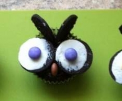 Variation von Rotweinkuchen- Eulenmuffins