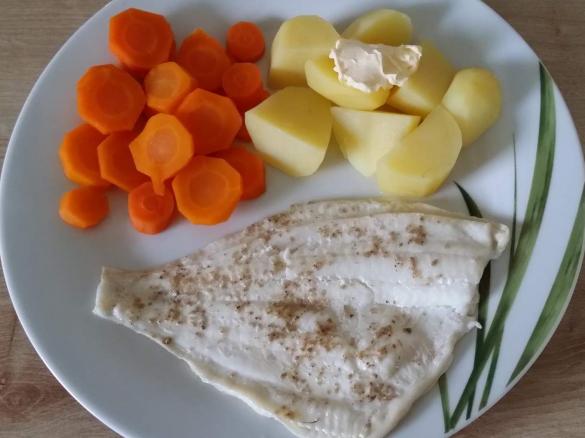 Schollenfilet mit Kartoffeln und Möhren