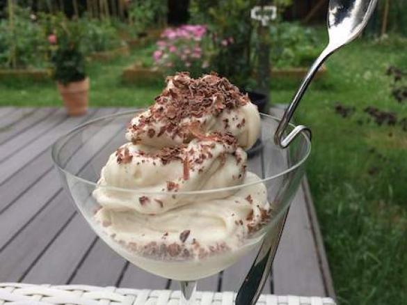 Vegan - Bananen-Cashewkernemus-Eis ohne Zucker  