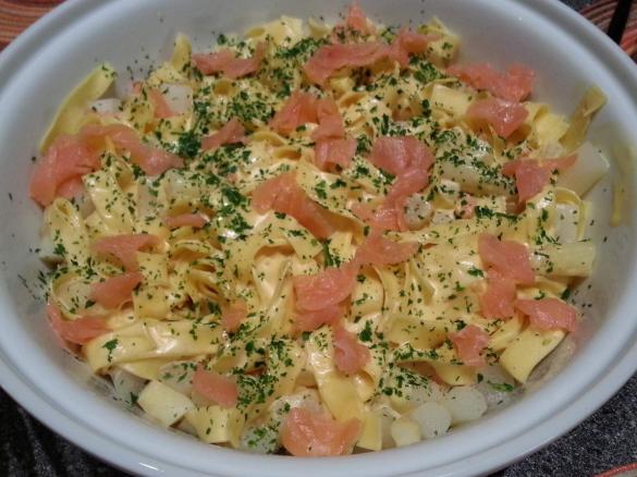 Bandnudeln mit Spargel, Lachs und Sauce hollandaise.