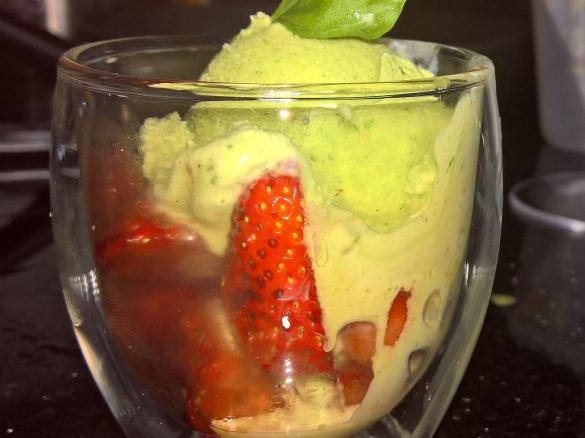 Cremiges Basilikumeis mit Erdbeeren