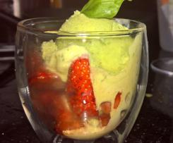 Cremiges Basilikumeis mit Erdbeeren