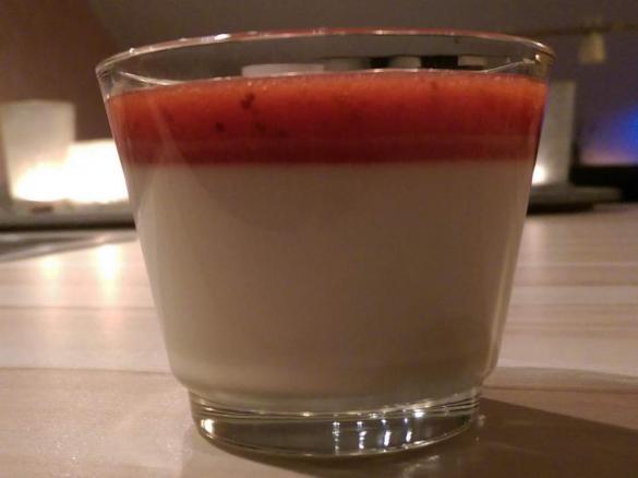 Variation von Schmandcreme mit Früchten