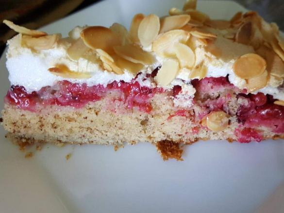 Johannisbeer-Nuss-Baiser-Kuchen
