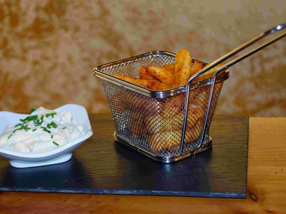 Sauerrahm-Dip für würzige Kartoffelspalten