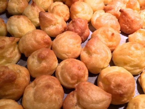 Kleine Käsewindbeutel mit Gruyère