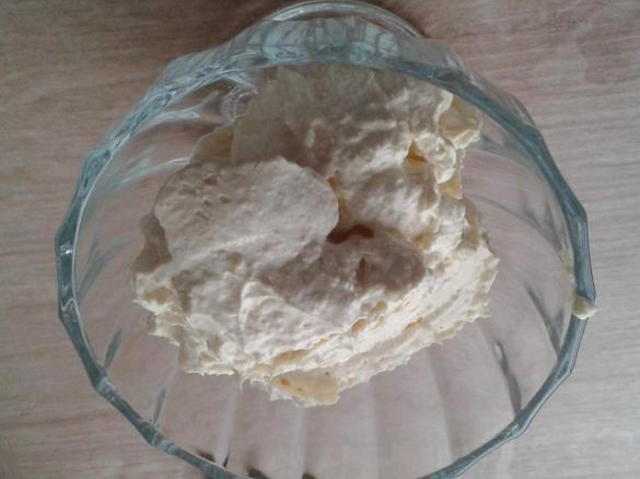 Weisse Mousse mit Erdbeer-Zucker