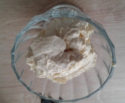 Weisse Mousse mit Erdbeer-Zucker