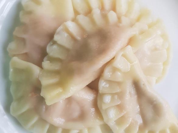 Ravioli mit Ravioli-Füllung aus getrockneter Tomate und Bärlauch