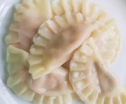 Ravioli mit Ravioli-Füllung aus getrockneter Tomate und Bärlauch