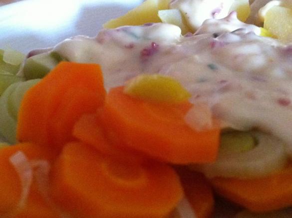 Kohlrabi-Karotten-Lauch-Gemüse in Schinken-Käse-Soße