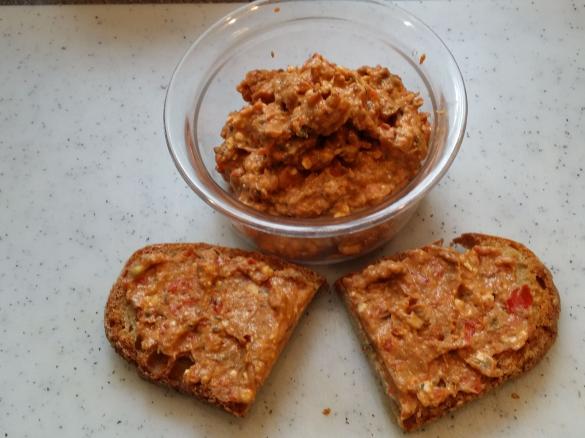 Avocado-Paprika-Aufstrich mit Schafskäse