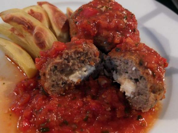 Griechische Hackbällchen mit Schafskäsefüllung in feuriger Paprika-Tomaten-Sosse
